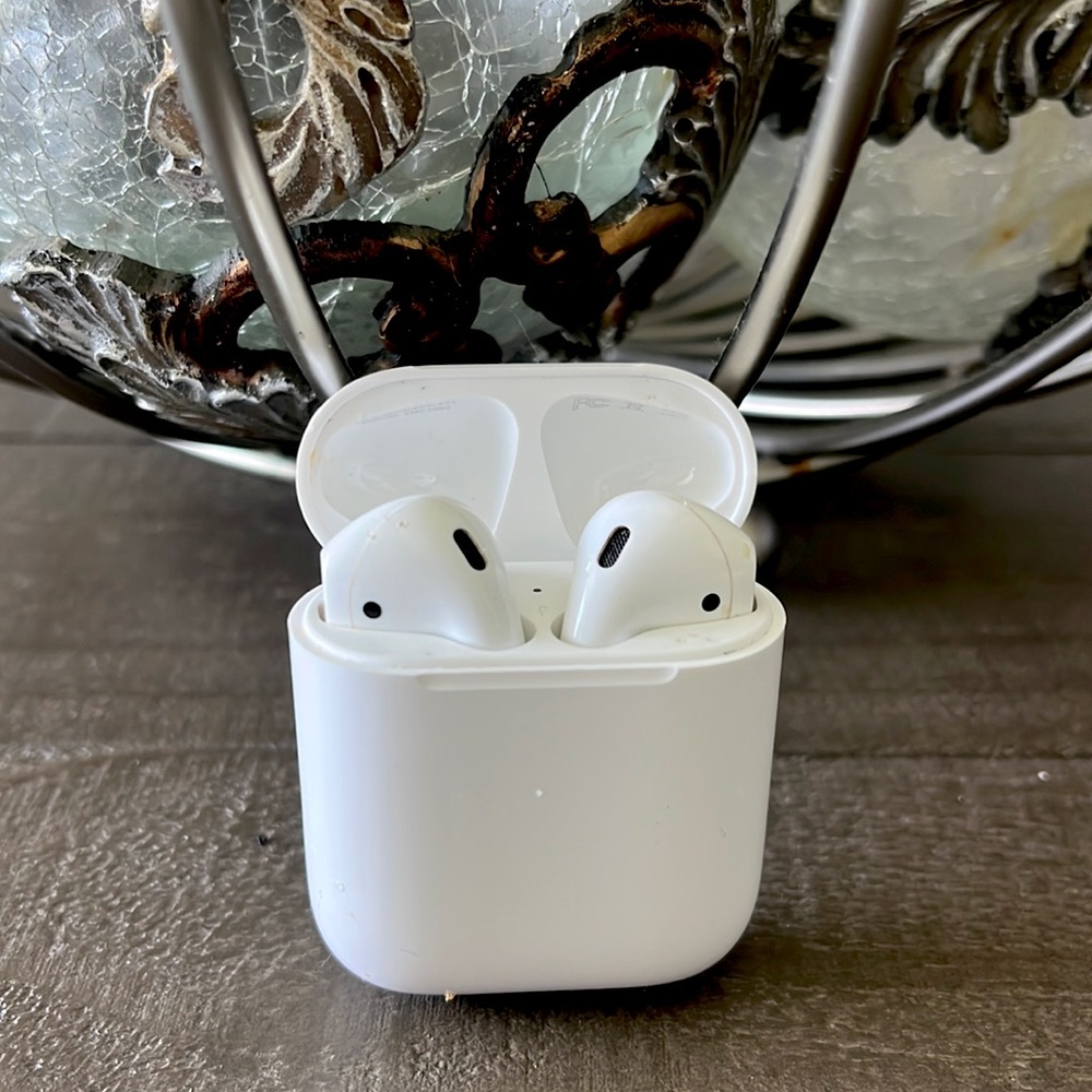 Apple Airpods (2nd generation)